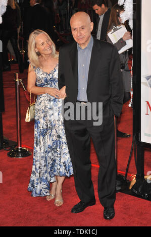 LOS ANGELES, CA. 11 décembre 2008 : Alan Arkin & femme lors de la première de son film 'Marley & Me' au Mann Village Theatre, Westwood. © 2008 Paul Smith / Featureflash Banque D'Images
