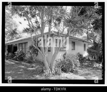 Vue oblique du côté ouest (gauche) et l'extrémité sud (à droite). Face AU NORD-EST - vue sur le terrain des agents de Hickam, Logement Type o, 202B avenue Barbe , Honolulu, Honolulu, HI Comté Banque D'Images