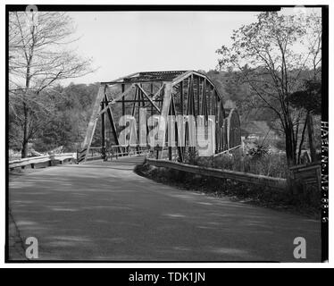 Vue oblique, DU SUD-OUEST, montrant à l'OUEST, À TRAVERS LE PORTAIL DE FERMES À L'OUEST ET PASSAGE DE L'APPROCHE OUEST - Glendale Road Bridge, enjambant Deep Creek Lake sur Glendale Road, McHenry, comté de Garrett, MD Banque D'Images