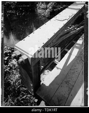 Vue oblique, portail ouest, vue à partir de la passerelle piétonne de l'Ouest à l'Est - pont du chemin du cimetière, chemin du cimetière, enjambe le ruisseau Black, 2 miles au sud-ouest de Salem, Salem, comté de Washington, NEW YORK Banque D'Images