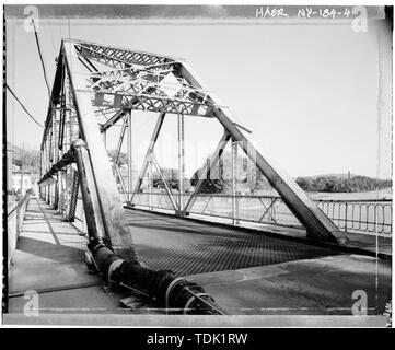 Vue oblique, portail ouest, VUE D'OUEST passerelle piétonne à EAST - Saunders Street Bridge, Saunders, enjambant le canal de la rue Champlain, Whitehall, comté de Washington, NEW YORK Banque D'Images