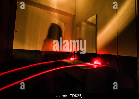 Maison hantée d'horreur sur le thème de l'hôpital, pièce secrète s'échapper. Banque D'Images