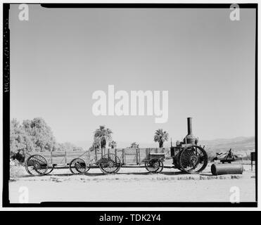 DINAH VIEUX TRACTEUR À VAPEUR ET LES WAGONS de borax à Furnace Creek Ranch. Côté droit VUE D'ÉLÉVATION. - Vingt Mule Team Borax Waggons, Death Valley Junction, comté d'Inyo, CA Banque D'Images