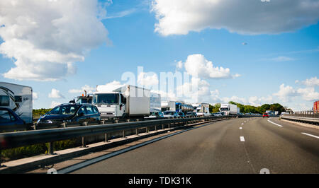 Paris, France - 14 mai 2014 Pilote : POV point de vue point de vue personnel à l'embouteillage sur les voies parallèles de l'autoroute française à l'entrée dans Paris Banque D'Images