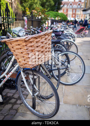 Ligne de vélos garés jusqu'à Cambridge Banque D'Images