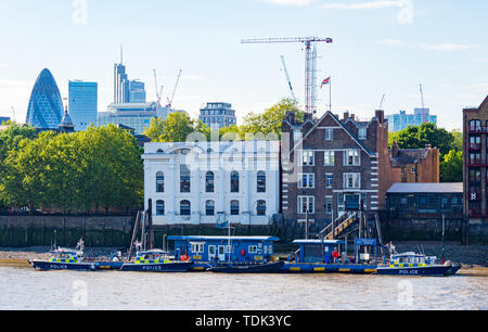 L'unité de police maritime de la Police métropolitaine Wapping signe Tamise Londres Banque D'Images