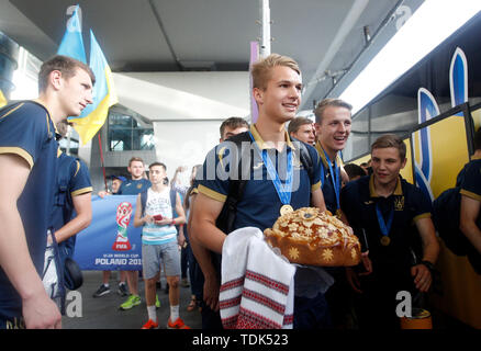 Des joueurs de l'équipe nationale ukrainienne arrivent à l'Aéroport International Boryspil à Kiev, Ukraine. L'équipe nationale d'Ukraine a remporté leur première Coupe du Monde U-20 de la FIFA 2019 titre après avoir battu la Corée du Sud 3-1 en finale à Lodz, Pologne. Banque D'Images