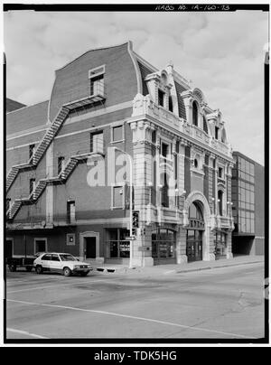 L'ORPHEUM THEATRE SUR 400 BLOC DE RUE PRINCIPALE. Vue DE NORD-OUEST. - Bâtiments commerciaux et industriels à Dubuque, Dubuque, Dubuque, IA Comté ; l'Orpheum Theatre building - à Dubuque, Iowa. Aujourd'hui cinq drapeaux Center music et de divertissement. L'image (1988) : Dubuque Bâtiments commerciaux et industriels, projet de documentation par le tricolore-historique bâtiments américains auprès de l'Iowa. Banque D'Images