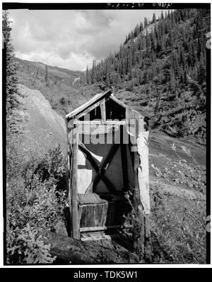 OUTHOUSE, AVANT, VUE SUR LE SUD-EST DE L'ENTRÉE - Vincent cabine Knorr, Fairbanks, AK, zone de recensement de Yukon-Koyukuk Banque D'Images