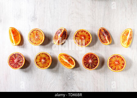 Groupe de produits frais bio orange sanguine sicilienne et tranchés dans la rangée entière over white background. Mise à plat, de l'espace Banque D'Images