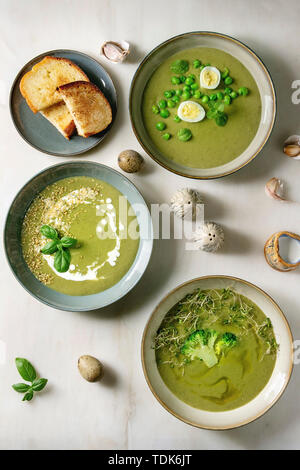 Variété de légumes vert asperges, brocoli, pois et décoré par les verts, légumes, œufs de caille, crème, huile d'olive, de bols de céramique sur whit Banque D'Images