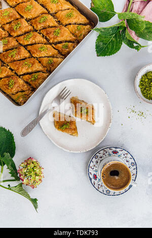 Le café turc dans une tasse de café turc traditionnel, deux tranches de baklava sur une plaque en céramique, une plaque pleine de nouveaux faits avec une noix baklavas Banque D'Images