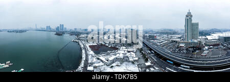 Au cours de la fête du printemps, la gare de Nanjing et Lac Xuanwu après la neige Banque D'Images