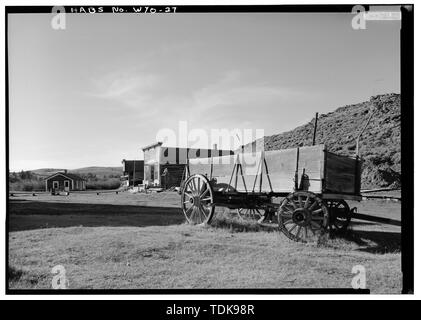 Octobre 1974. Vue générale de l'EST À L'OUEST SUR LA RUE PRINCIPALE VERS L'SMITH-SHERLOCK STORE, LE CARISSA SALOON, ET BARNEY TIBBALS CABINE - South Pass City, vue générale, au sud de la ville de passage, Fremont Comté, WY ; Morris, Scott, émetteur ; DeBoer, Ruth, émetteur Banque D'Images