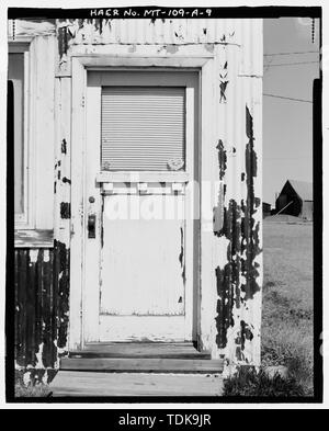 Bureau et entrepôt. Détail de porte d'entrée à l'espace bureau, l'extrémité avant de l'élévation. Vue de nord-ouest. - Conrad Refining Company Raffinerie, bureaux et entrepôts, bâtiment de 60 pieds au nord-ouest du Montana à l'axe de la route secondaire 219, Conrad, Pondera Comté, MT Banque D'Images