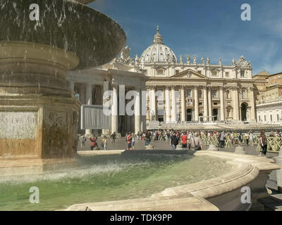 ROME, ITALIE- septembre, 6, 2016 : matin tourné d'une fontaine à St Peter's square, Vatican Banque D'Images