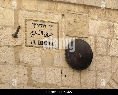 A proximité de la rue shot signe pour cinq stations sur la via Dolorosa dans Jérusalem, Israël Banque D'Images