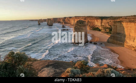 Coucher du soleil tourné à l'ouest à la douze apôtres sur la Great Ocean Road à Victoria, Australie Banque D'Images