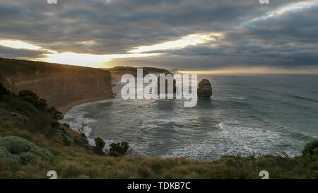 Lever du soleil sur les douze apôtres sur la Great Ocean Road à Victoria, Australie Banque D'Images