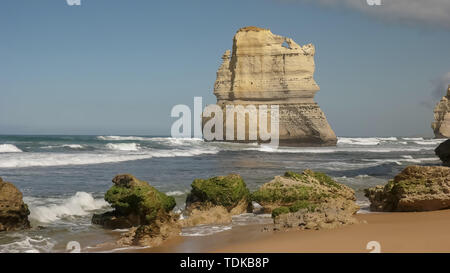 Pile la mer vue de la plage de mesures de Gibson à l'apôtre douze sur la Great Ocean Road, Victoria Banque D'Images