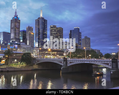 MELBOURNE, AUSTRALIE, 12-novembre, 2016 : Photo de nuit d'un traversier qui passe sous un pont sur la rivière Yarra de melbourne dans l'état australien de Victoria Banque D'Images