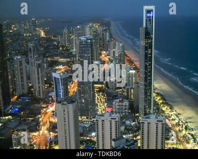 SURFERS PARADISE, AUSTRALIE- Décembre 4, 2016 : nuit vue vers le nord de Surfers Paradise à partir de la Q1 dans le Queensland, Australie Banque D'Images