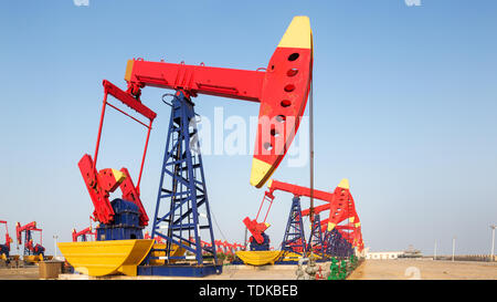 Voir de nombreuses unités de pompe avec oilfield Banque D'Images