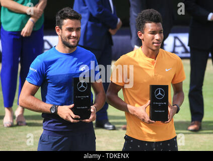 Stuttgart, Allemagne. 16 Juin, 2019. Matteo Berrettini (L) de l'Italie et Félix Auger-Aliassime posent pour des photos au cours d'une cérémonie de remise de prix pour la finale du tournoi ATP de Mercedes Cup entre Félix Auger-Aliassime tournoi de tennis du Canada et Matteo Berrettini de l'Italie à Stuttgart, Allemagne, le 16 juin 2019. Crédit : Philippe Ruiz/Xinhua/Alamy Live News Banque D'Images