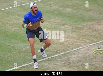 Stuttgart, Allemagne. 16 Juin, 2019. Matteo Berrettini de l'Italie célèbre victoire après le match de finale du tournoi ATP de Mercedes Cup entre Félix Auger-Aliassime tournoi de tennis du Canada et Matteo Berrettini de l'Italie à Stuttgart, Allemagne, le 16 juin 2019. Matteo Berrettini a gagné 2-0 et a réclamé le titre. Crédit : Philippe Ruiz/Xinhua/Alamy Live News Banque D'Images