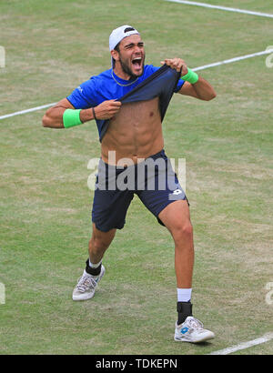 Stuttgart, Allemagne. 16 Juin, 2019. Matteo Berrettini de l'Italie célèbre victoire après le match de finale du tournoi ATP de Mercedes Cup entre Félix Auger-Aliassime tournoi de tennis du Canada et Matteo Berrettini de l'Italie à Stuttgart, Allemagne, le 16 juin 2019. Matteo Berrettini a gagné 2-0 et a réclamé le titre. Crédit : Philippe Ruiz/Xinhua/Alamy Live News Banque D'Images