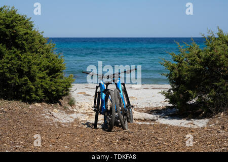 Nuoro, Italie. Le 05 juin, 2019. Deux vélos sont mis sur la plage dans le Parc National di Bidderosa dans le golfe d'Orosei. Credit : Jens Kalaene Zentralbild-/dpa/ZB/dpa/Alamy Live News Banque D'Images