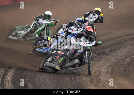 Prague, République tchèque. 15 Juin, 2019. De gauche avant PATRYK DUDEK de Pologne, JASON DOYLE de l'Australie, FREDRIK LINDGREN de Suède. Droit au retour est NIELS-KRISTIAN IVERSEN du Danemark. Tous en action lors du Grand Prix de la République tchèque aux championnats du monde de speedway, à Prague, en République tchèque, le 15 juin 2019. Photo : CTK Michal Krumphanzl/Photo/Alamy Live News Banque D'Images