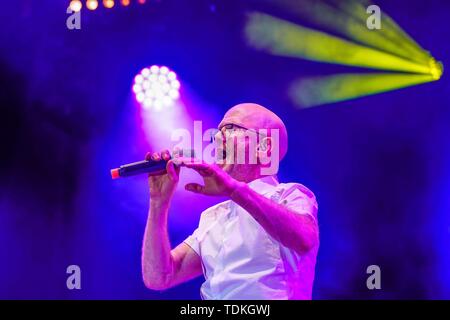 Berlin, Deutschland. 15 Juin, 2019. 15.06.2019, la chanteuse pop britannique et ancien membre de Bronski Beat et Communards Le Jimmy Somerville au Berliner Rundfunk Open Air 2019 dans le Parkbuhne Wuhlheide. Berliner Rundfunk 91.4 a célébré sa traditionnelle fête d'été dans la belle scène en plein air avec des stars de la musique des années 80. Utilisation dans le monde entier | Credit : dpa/Alamy Live News Banque D'Images