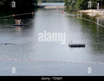 Duisburg, Allemagne. 17 Juin, 2019. Il y a encore peu d'activité dans la piscine en plein air sur le plateau de six lacs. L'été dernier en NRW, avec des températures supérieures à 25 degrés Celsius, est d'être maintenu au cours des prochains jours. Credit : Roland Weihrauch/dpa/Alamy Live News Banque D'Images