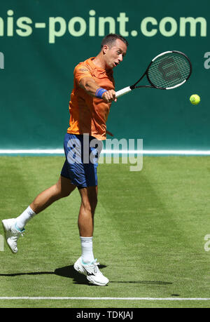 Halle, Allemagne. 17 Juin, 2019. Tennis : ATP-Tour des célibataires, des hommes, 1er tour, Johnson (USA) - Commentaires en (Allemagne). De Commentaires en renvoie la balle. Credit : Friso Gentsch/dpa/Alamy Live News Banque D'Images