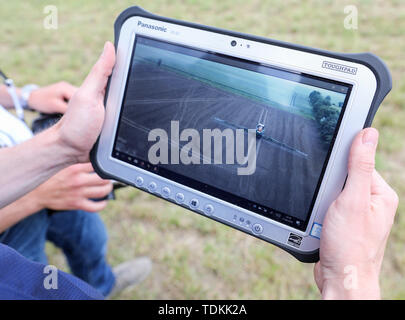 Arzberg, Allemagne. 17 Juin, 2019. Employés à l'Université technique de Dresde de contrôler un drone industriel qui transmet automatiquement les photos aériennes à l'agriculteur via le réseau de téléphonie mobile. L'agriculteur peut ensuite utiliser ces images, par exemple, pour lire l'état de la végétation, l'irrigation nécessaire ou la fertilisation sur ses terres. Le même jour, le ministère de l'Agriculture a lancé un champ expérimental pour 5G dans l'agriculture pour soutenir les entreprises agricoles dans leurs efforts de numérisation. Dpa : Crédit photo alliance/Alamy Live News Crédit : afp/Alamy Live News Banque D'Images