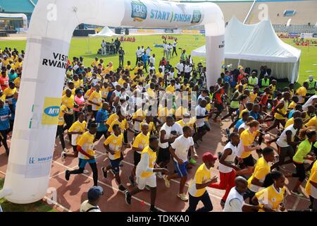 Kigali, Rwanda. 16 Juin, 2019. Glissières de participer à l'Kigali Marathon International pour la paix à Kigali, capitale du Rwanda, le 16 juin 2019. Environ 3 900 participants ont pris part à la 15e édition du Marathon International pour la paix de Kigali. En plus de la demi-pension et pension complète marathon, la compétition a un "Courir pour la paix" course de 10 kilomètres qui est ouvert à tous. Credit : Lyu Tianran/Xinhua/Alamy Live News Banque D'Images