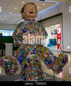 Leith, Édimbourg, Écosse, Royaume-Uni, 17 juin 2019. Piste de Big Bucket d'oor Wullie : une piste artistique de 200 sculptures d'oor Wullie apparaissent dans les villes écossaises dans un événement artistique de masse qui dure jusqu'au 30 août. Oor Wullie est un personnage de dessin animé écossais emblématique. Les sculptures seront mises aux enchères pour recueillir de l'argent pour des œuvres de bienfaisance. Il y en a 5 dans la région de Leith, et 60 à Edimbourg. The Proclaimers, Craig Reid, à Ocean terminal par Vanessa Gibson Banque D'Images