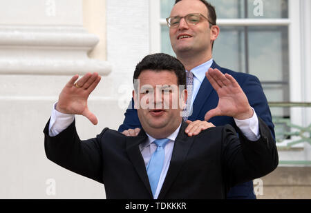 Meseberg, Allemagne. 17 Juin, 2019. Hubertus Heil (SPD), Ministre Fédéral du Travail et des affaires sociales, plaisanteries avec Jens Spahn (CDU), Ministre fédéral de la Santé, avant le début de la 10e pourparlers futurs du gouvernement fédéral avec les partenaires sociaux dans la maison d'hôtes du gouvernement fédéral à Meseberg. Credit : Ralf Hirschberger/dpa/Alamy Live News Banque D'Images