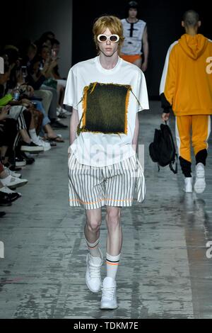 Milan, Italie. 17 Juin, 2019. Milan Fashion Week mode printemps été 2020. David Catalan fashion show de la photo : Crédit photo : modèle indépendant Agence/Alamy Live News Banque D'Images