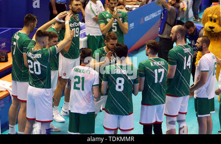 Varna, Bulgarie. 15 Juin, 2019. L'équipe bulgare avant le début du match, .mens volley-ball Ligue des Nations Unies, 2019, semaine 3 tour préliminaire contre le Japon, la Bulgarie, Varna Bulgarie ./, Palais de la Culture et des Sports, le 15 juin 2019, .dans la semaine 3 dans la ronde préliminaire de la Ligue des nations de volley-ball hommes jouent les équipes nationales de la Bulgarie, le Japon, l'Italie et l'Australie à Sofia à la mer Noire, de crédit : Wolfgang Fehrmann/ZUMA/Alamy Fil Live News Banque D'Images