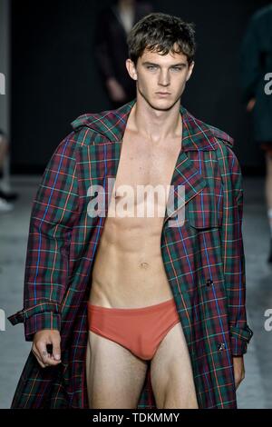 Milan, Italie. 17 Juin, 2019. Milan Fashion Week mode printemps été 2020. David Catalan fashion show de la photo : Crédit photo : modèle indépendant Agence/Alamy Live News Banque D'Images