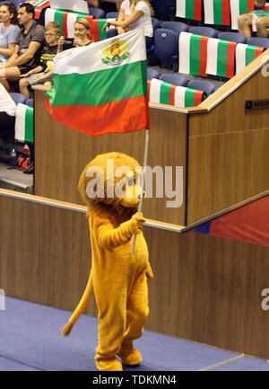 Varna, Bulgarie. 15 Juin, 2019. La mascotte avec le drapeau bulgare.mens volley-ball Ligue des Nations Unies, 2019, semaine 3 tour préliminaire contre le Japon, la Bulgarie, Varna Bulgarie ./, Palais de la Culture et des Sports, le 15 juin 2019, .dans la semaine 3 dans la ronde préliminaire de la Ligue des nations de volley-ball hommes jouent les équipes nationales de la Bulgarie, le Japon, l'Italie et l'Australie à Sofia à la mer Noire, de crédit : Wolfgang Fehrmann/ZUMA/Alamy Fil Live News Banque D'Images