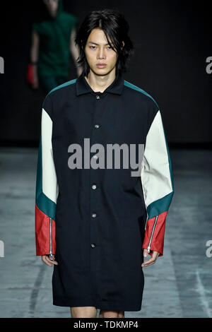 Milan, Italie. 17 Juin, 2019. Milan Fashion Week mode printemps été 2020. David Catalan fashion show de la photo : Crédit photo : modèle indépendant Agence/Alamy Live News Banque D'Images