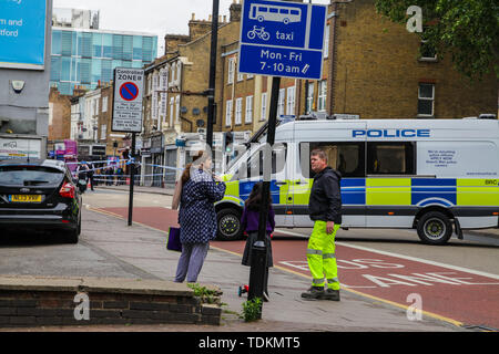 Londres, Royaume-Uni. 17 Juin, 2019. Londres, Royaume-Uni - 17 juin 2019 : scène à Stratford dans la police lancer une enquête pour meurtre après la mort d'un homme trouvé avec poignardé tôt ce matin. Credit : Oliver Cole/Alamy Live News Banque D'Images