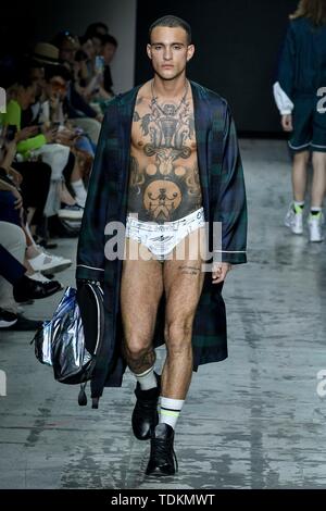 Milan, Italie. 17 Juin, 2019. Milan Fashion Week mode printemps été 2020. David Catalan fashion show de la photo : Crédit photo : modèle indépendant Agence/Alamy Live News Banque D'Images