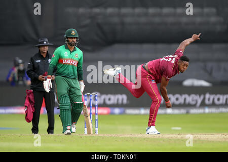 La masse de comté, Taunton, Somerset, UK. 17 Juin, 2019. Coupe du Monde de Cricket ICC, Antilles et le Bangladesh ; Oshane bols Thomas à Tamim Iqbal : Action Crédit Plus Sport/Alamy Live News Banque D'Images