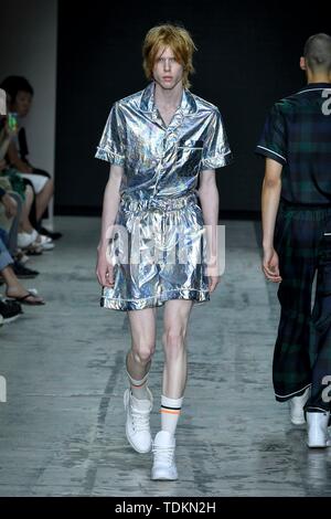 Milan, Italie. 17 Juin, 2019. Milan Fashion Week mode printemps été 2020. David Catalan fashion show de la photo : Crédit photo : modèle indépendant Agence/Alamy Live News Banque D'Images