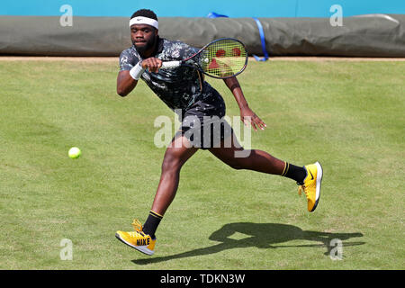 Londres, Royaume-Uni. 17 Juin, 2019. Frances Tiafoe (USA) en action contre Nicolas qualificatif Mahout (FRA) au cours de la Fever Tree Tennis Championships au Queen's Club, West Kensington le lundi 17 juin 2019. (Crédit : Jon Bromley | MI News) Credit : MI News & Sport /Alamy Live News Banque D'Images