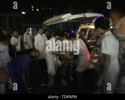 Yibin, province chinoise du Sichuan. 18 Juin, 2019. Le personnel médical de l'aide des blessés dans un hôpital local à Changning County de Yibin City, dans le sud-ouest de la province chinoise du Sichuan, le 18 juin 2019. Deux personnes ont été tués, l'un est porté disparu et 19 autres ont été blessés dans la ville de Yibin, après un tremblement de terre de magnitude 6,0 Changning County claquaient de Yibin, à 10:55 p.m. du lundi (heure de Beijing), selon les autorités locales. Credit : Wan Min/Xinhua/Alamy Live News Banque D'Images